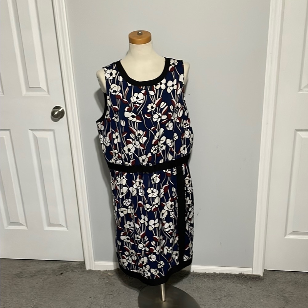 Chic Floral Midi Dress - Black and White